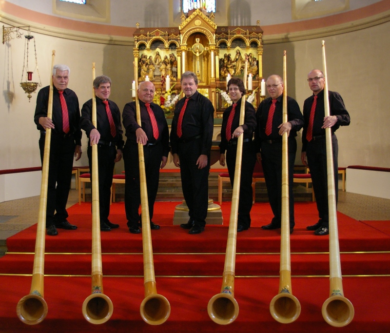 Alphorngruppe Rotbachtal in Konzertkleidung